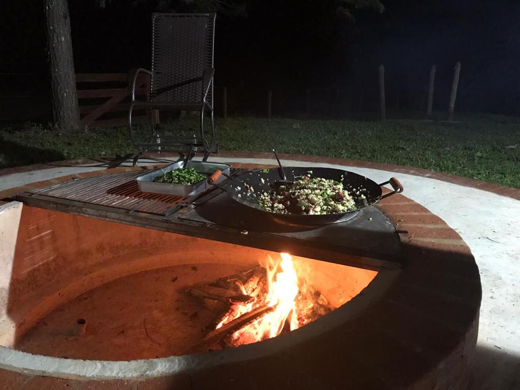 Nada como um fogo de chão à noite